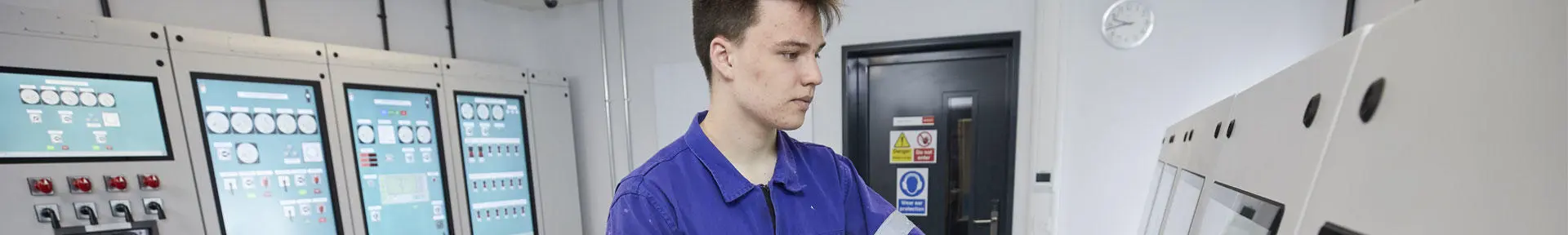An engineer in the control room in the engine room simulator