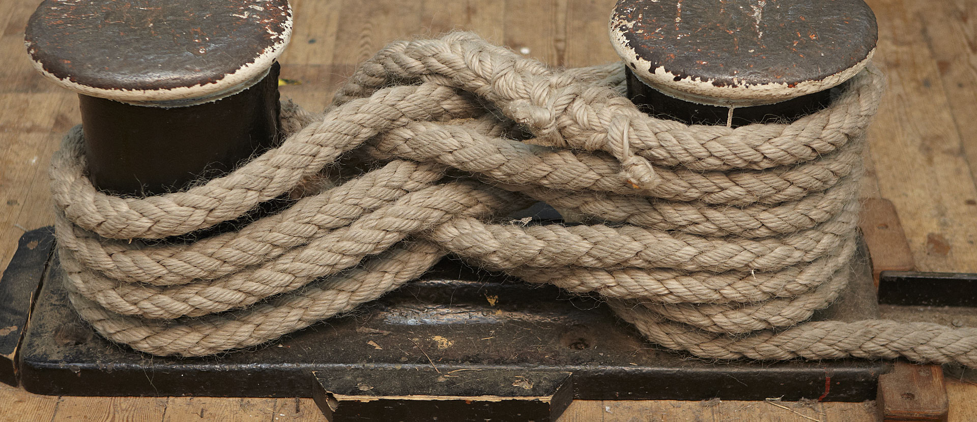 Knot tied around a mooring station